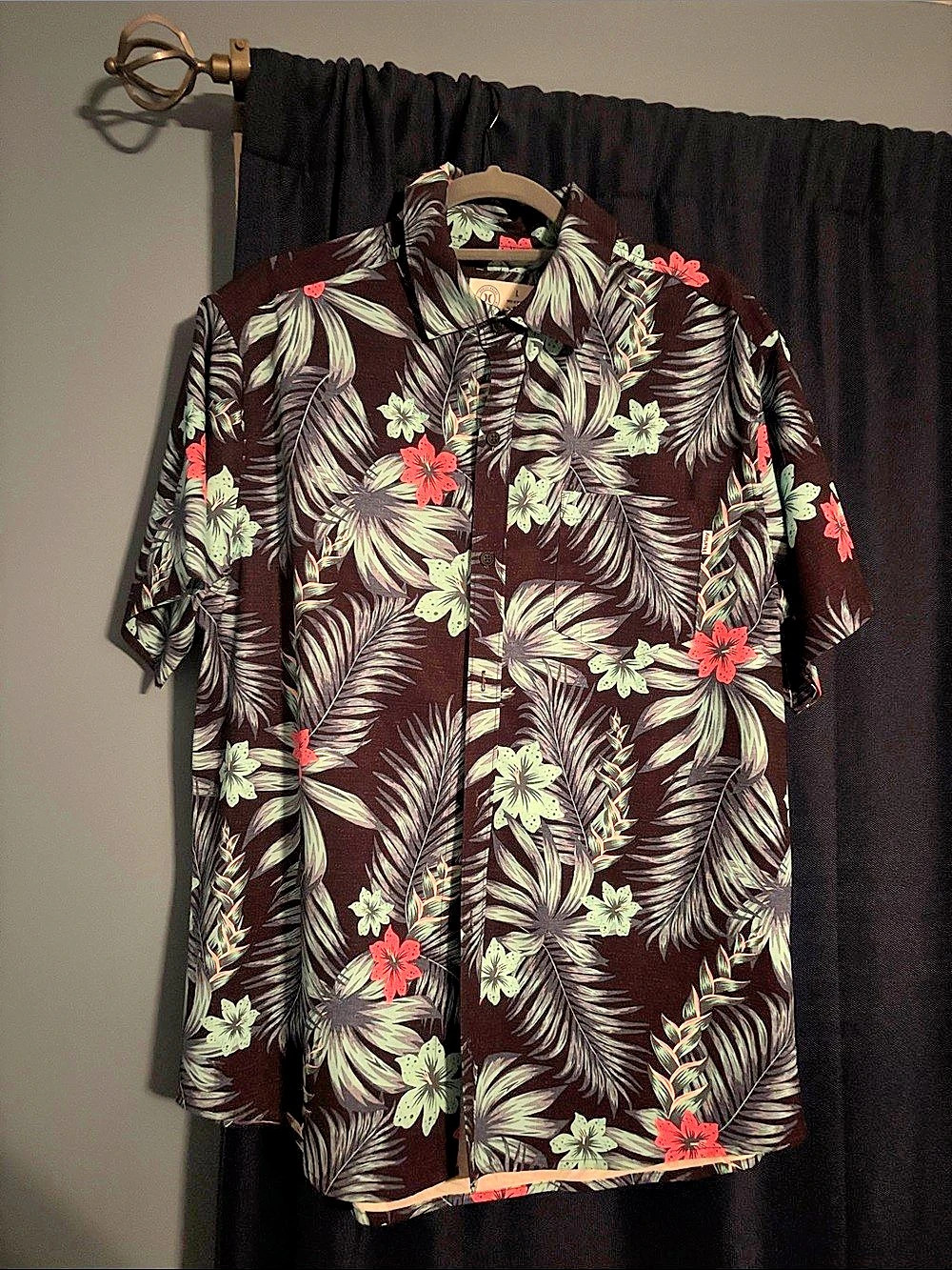 Tommy Bahama Men's Floral Button Down in Black & Green Like New
